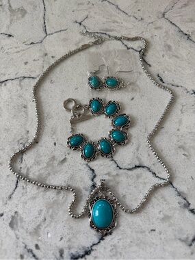 TURQUOISE AND  SILVER PLATED COSTUME JEWELLERY SET - New!